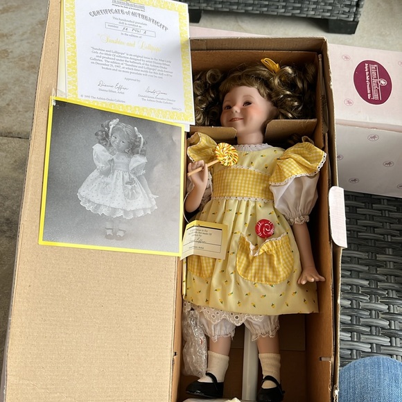 The Ashton drake galleries “sunshine and lollipops” doll - Picture 5 of 5